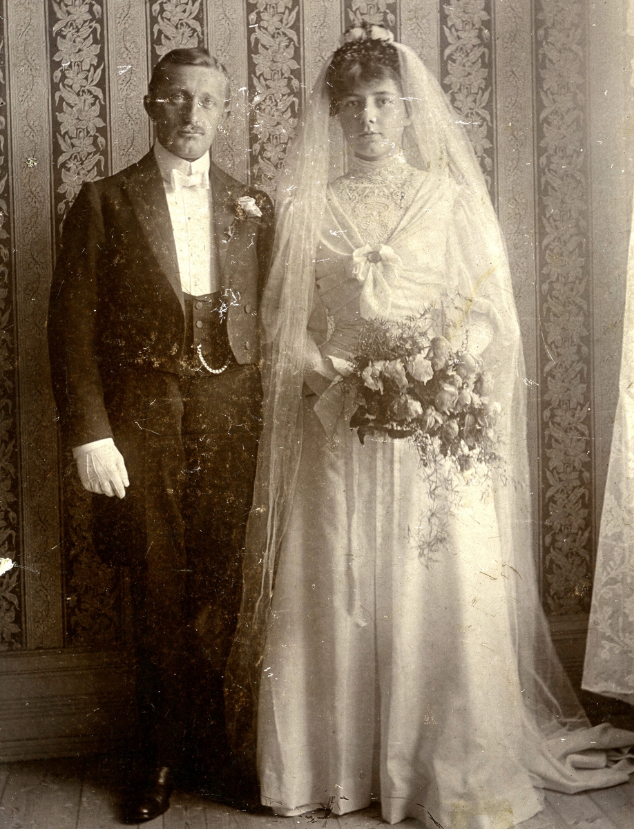 Bröllop år 1908 mellan Davida Johansson (född Karlsson 1888 Livered "Majas", död 1931 Livered "Majas") och lantbrukare David Johansson (född 1882 Heljered Mellangård, död 1953 Livered "Majas").
