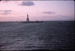 Frihetsgudinnen ved New York, med rødlig himmel i bakgrunnen
