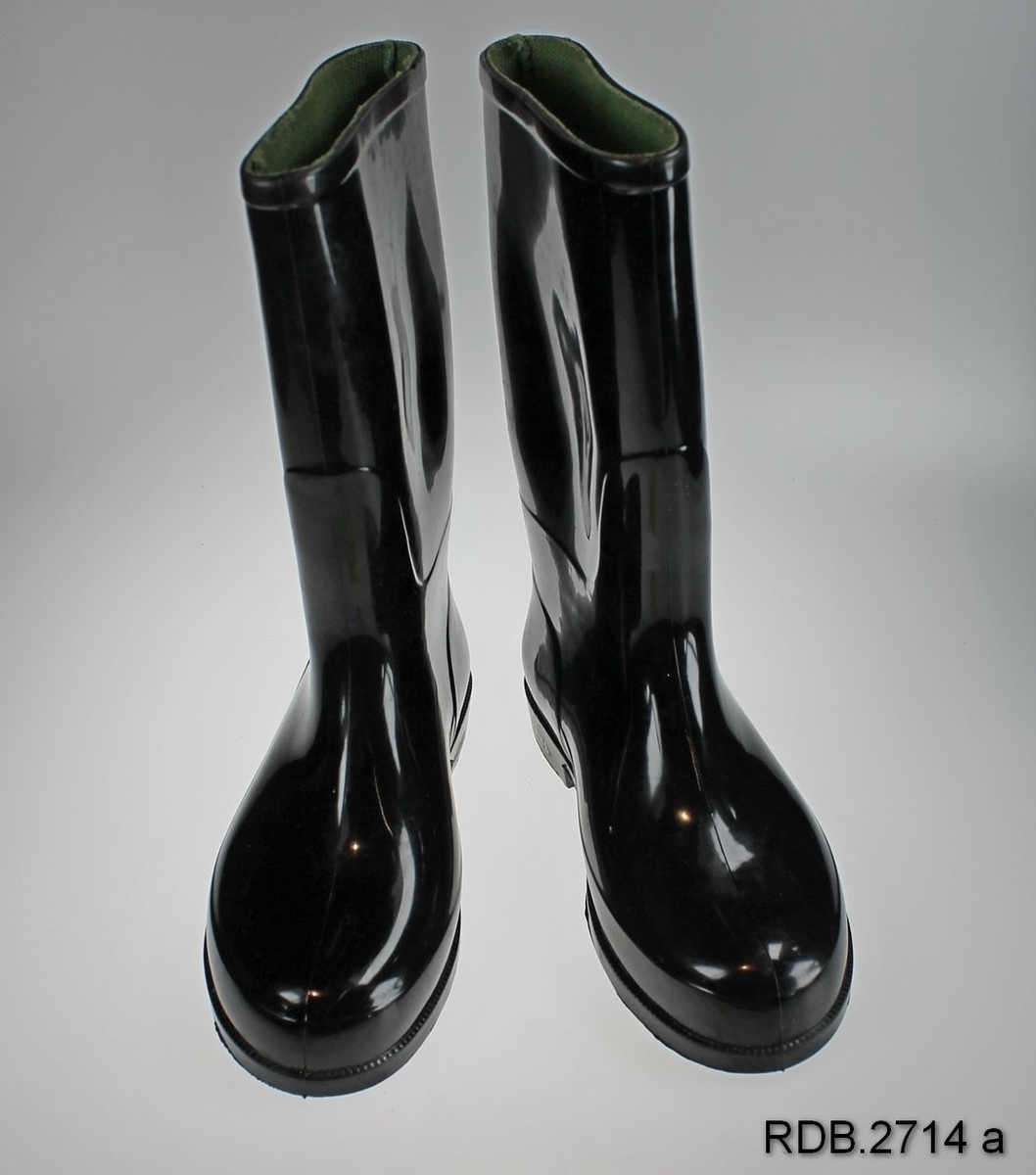 Et par nye, svarte gummistøvler str. 31. Støvlene er fôra med grønt stoff.