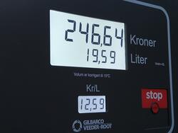 Dokumentasjon av senkede drivstoffpriser på den lokale bensi