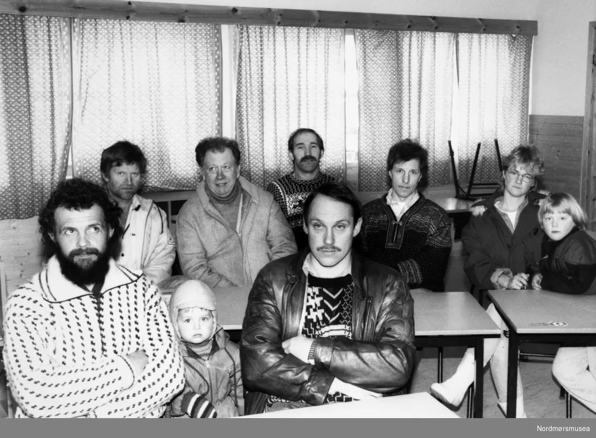 Bolli skole. Skolesalen, med tilhørere. Bildet er fra avisa Tidens Krav sitt arkiv i tidsrommet 1970-1994. Nå i Nordmøre museums fotosamling.