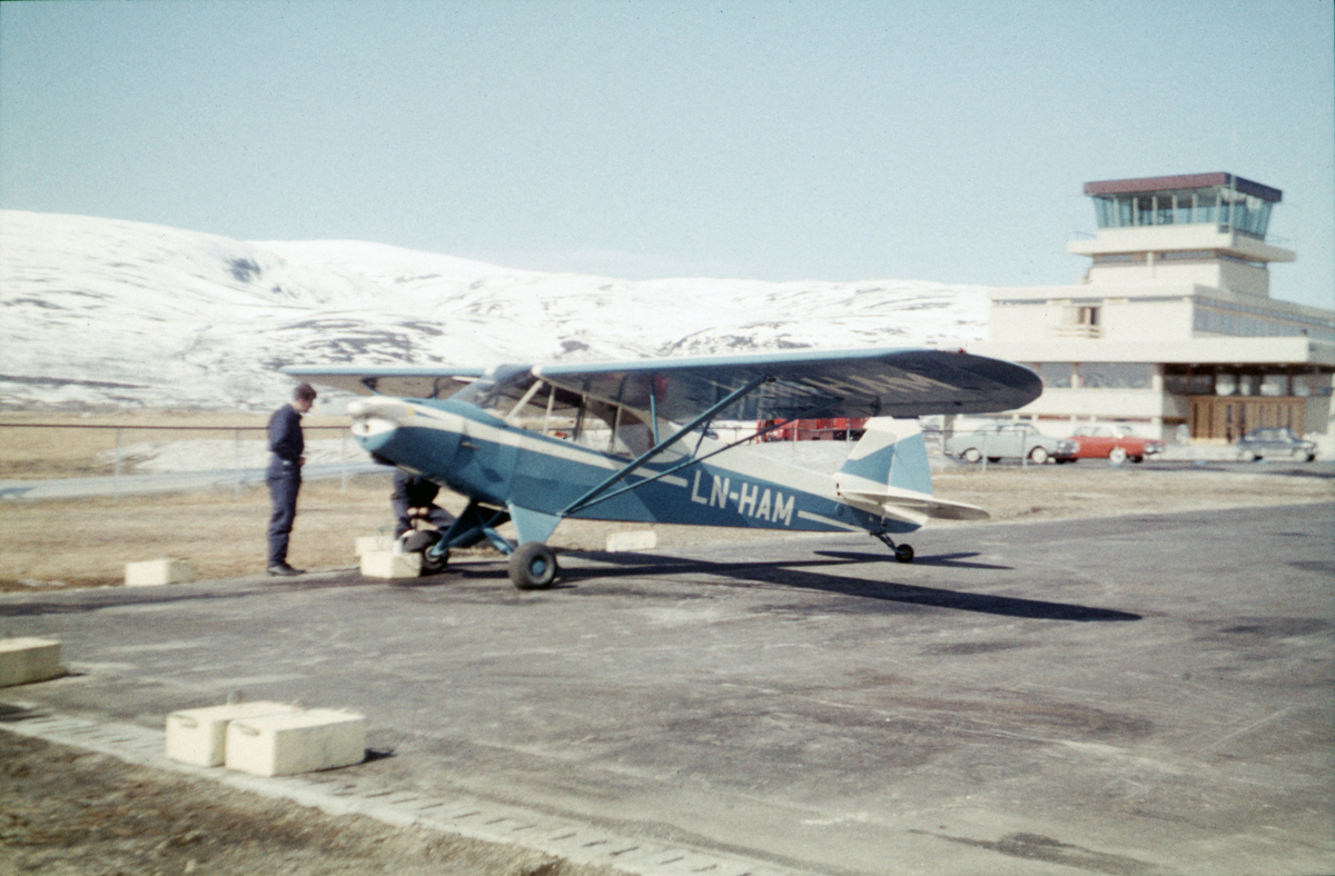 Nor-Wings skolefly Piper Super Cub LN-HAM på Langnes Lufthavn i Tromsø.