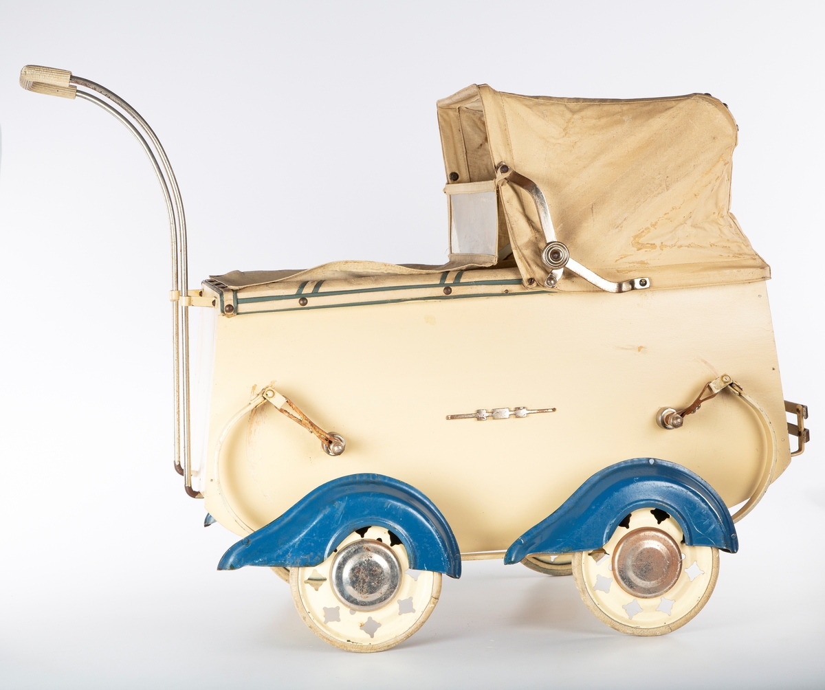 Kasseformet vogn, kalesje, trekk, 4 hjul, bøylefjærer.
Datering ca. 1930.
