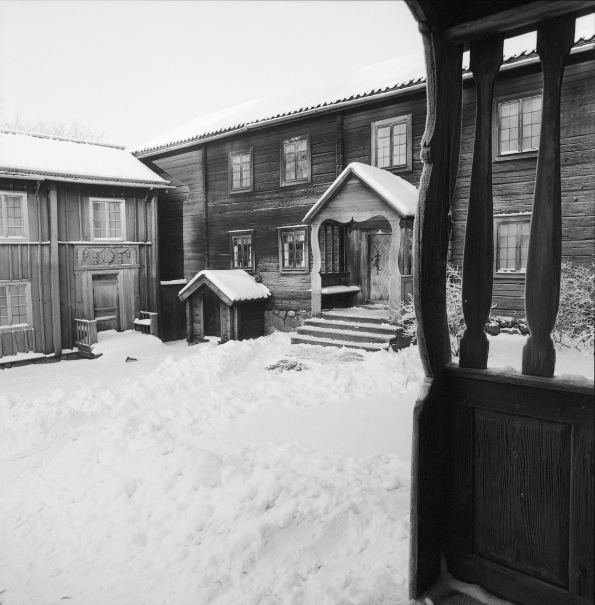 Vinterbilder på gårdar, ute och inne. Delsbogården, Skansen.