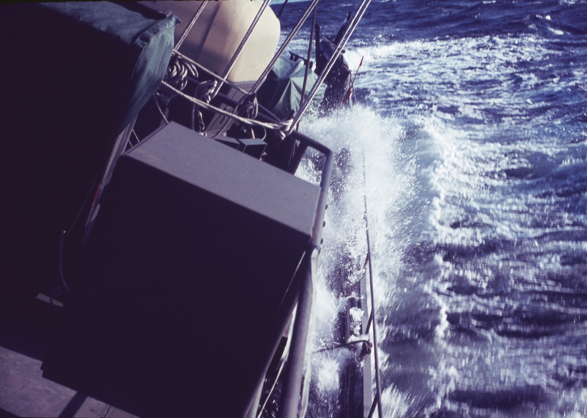 Bilden visar babordssidan av minsveparen i hög sjögång.