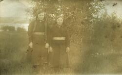To samiske unge kvinner i kofter.