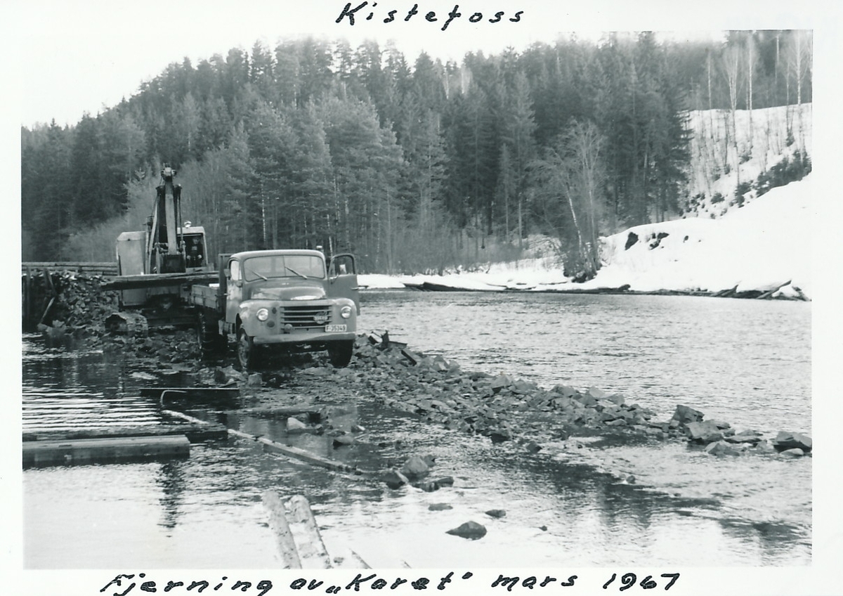 Arbeid med fjerning av tømmerinntaket på Kistefoss. Lastebil og gravemaskin står på midlertidig anleggsvei i Randselva.