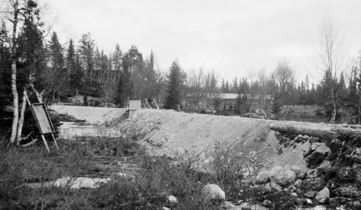 Svartbekkdammen i elva Villa i Rendalen. Nåledam av tømmer og stein. (Tverdam)