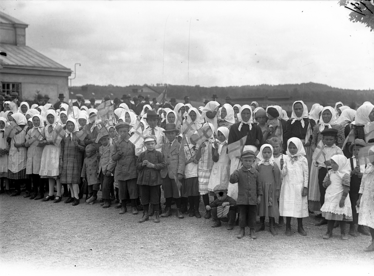 Svenskbybornas barn och kvinnor på kasernområdet på Ryhov i Jönköping 1929.