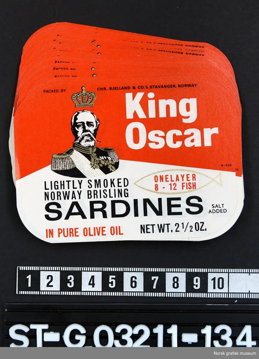 Rød og hvit etikett med detaljer i gull og sort. På venstre øvre del er et portrett av Oscar II med en krone over.  

"Lightly smoked Norway brisling sardines in pure olive oil"