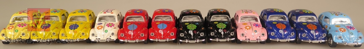 Modellbiler av Volkswagen Beetle, alle modellbilene er har blomster tegninger på seg, de ligner på hippy bobler. De har også forskjellig hovedfarge. to av bilene er farget rød, tre av de er farget gul, tre stykker er farget blå, to svarte og en rosa og hvit.
