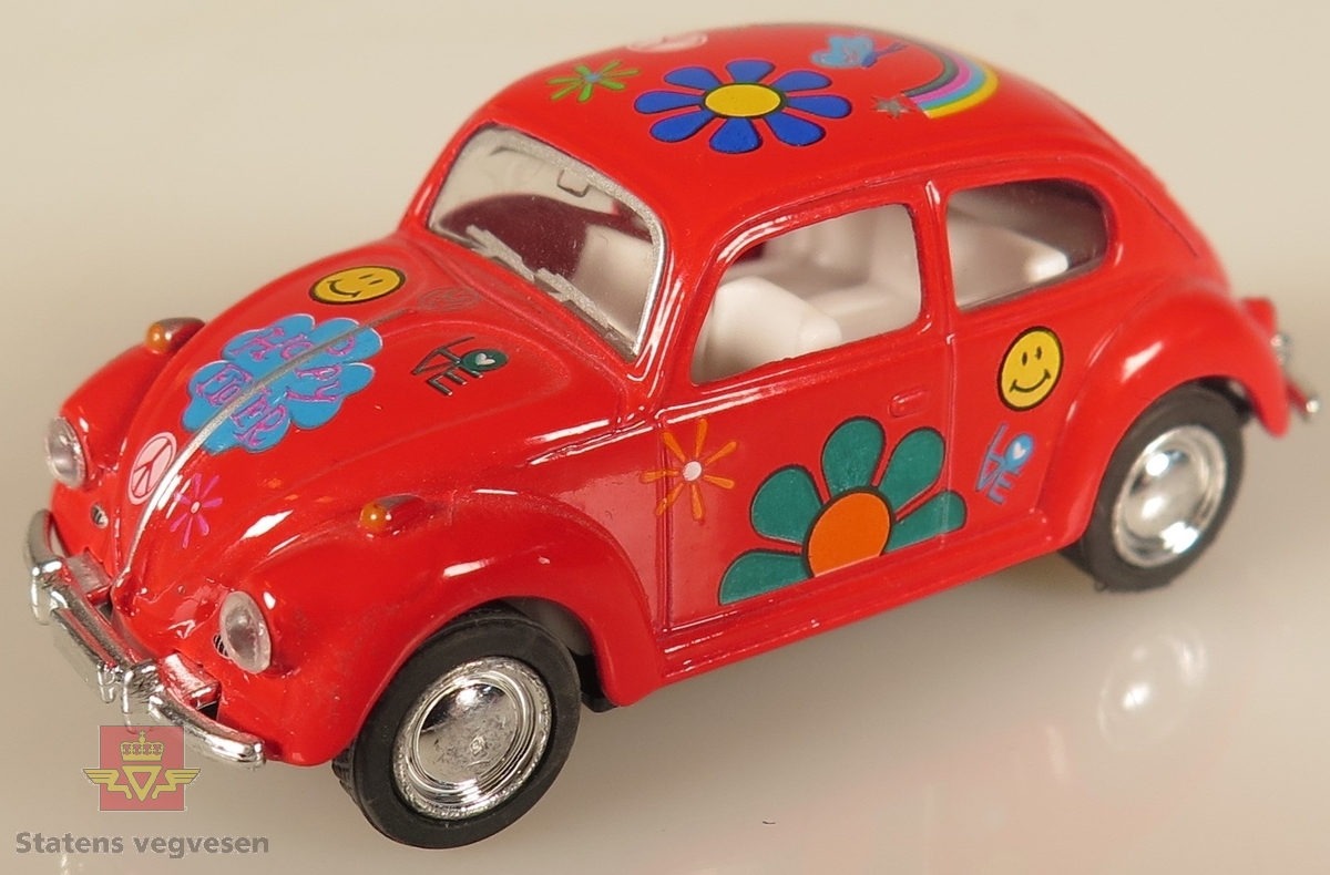 Modellbiler av Volkswagen Beetle, alle modellbilene er har blomster tegninger på seg, de ligner på hippy bobler. De har også forskjellig hovedfarge. to av bilene er farget rød, tre av de er farget gul, tre stykker er farget blå, to svarte og en rosa og hvit.