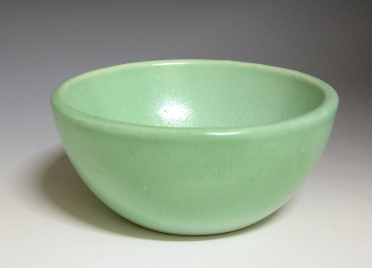 Prot: Skål av "keramikk" i meget tykt gods. Grønn glasur. Merket med blyant "S. 2130 - 1036"