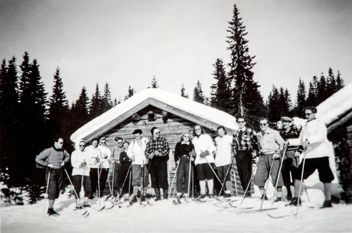 Romedal bygdeungdomslag på skitur 16. mars 1952. Skituren gikk fra Grasberget- via Busvolsætra og til Malungen.  Navn på alle deltagere, se bilde nr 2.