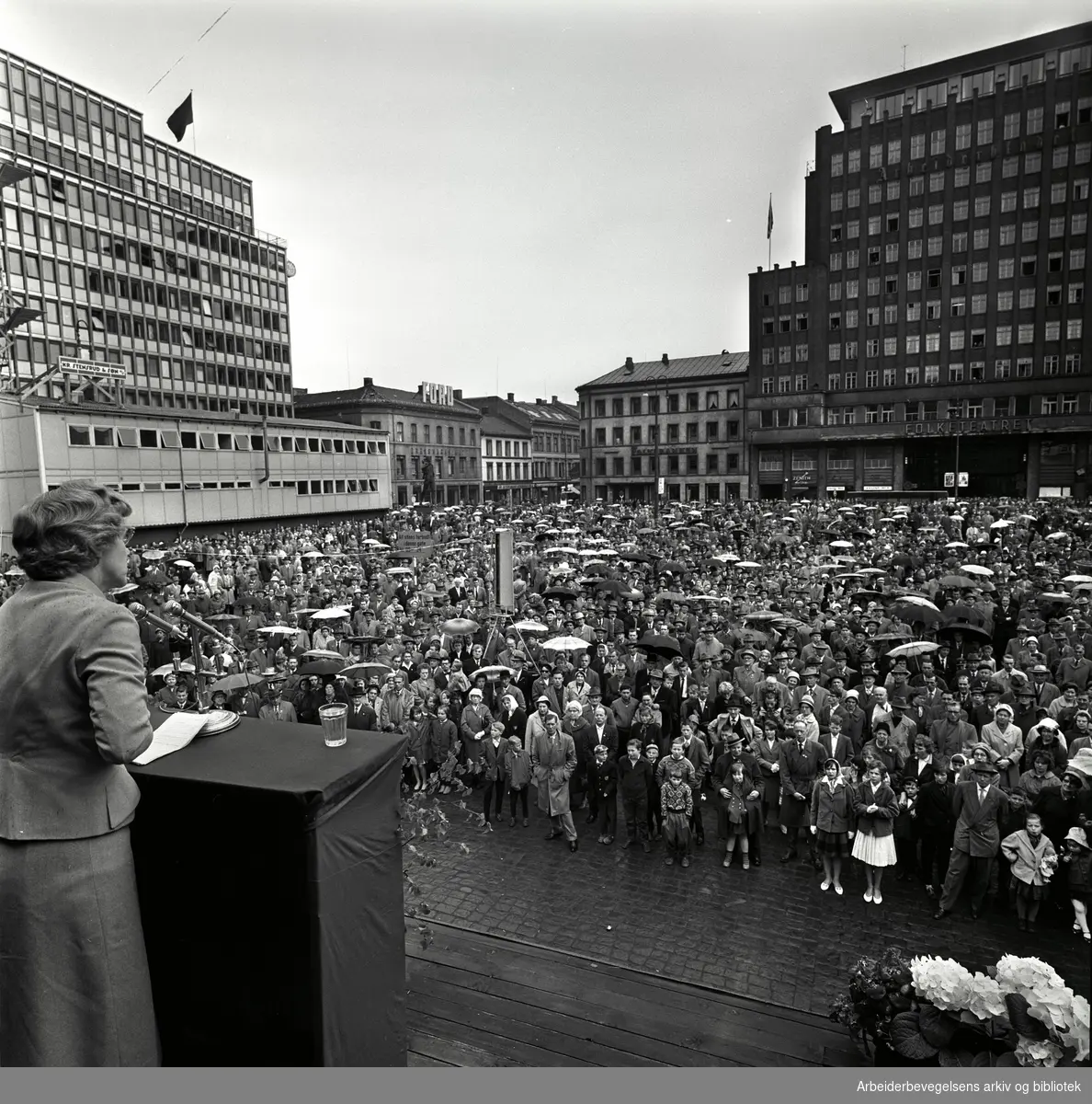 1. mai 1961, Youngstorget i Oslo. Aase Lionæs (1907-1999) taler. Lionæs var leder for Arbeiderpartiets kvinnesekretariat 1945-1953.