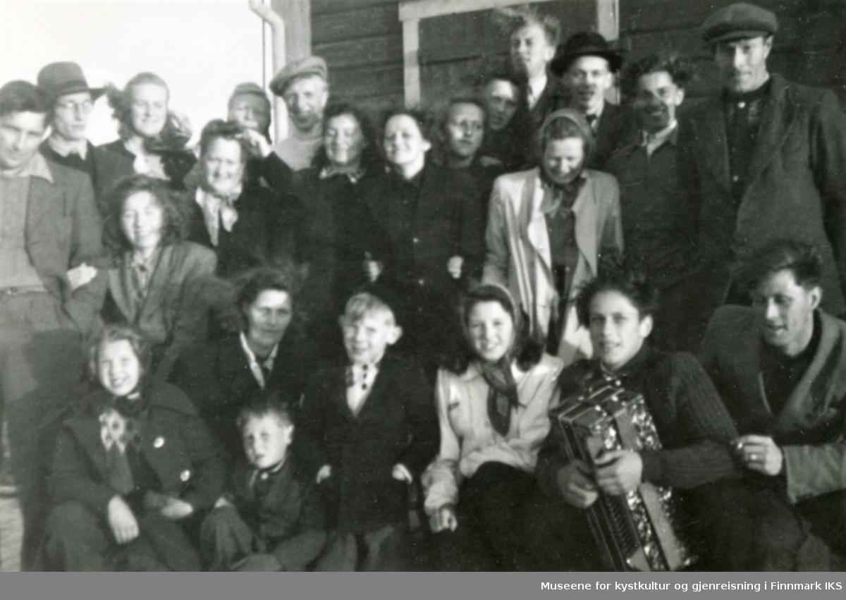 Gruppebilde i Hornvika på turen til/fra Nordkapp. 1947