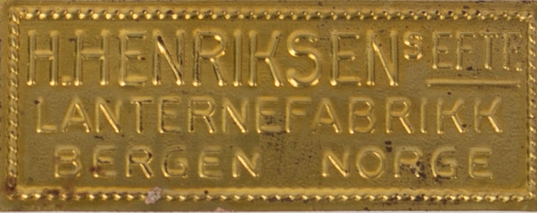 Messingskilt fra H. Henriksens Eftf. Lanternefabrikk i Bergen. Rektangulært.