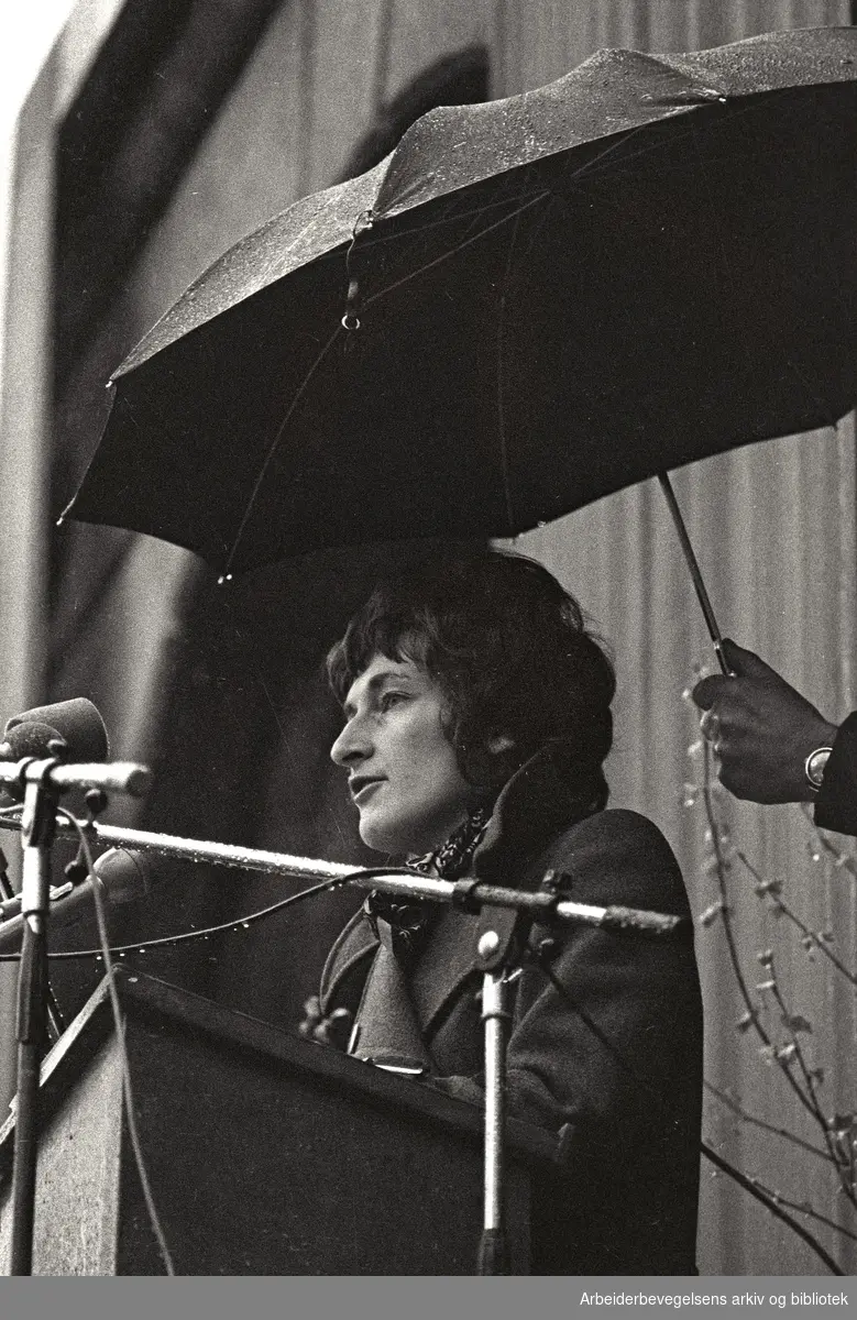 1. mai 1973 i Oslo. Sissel Rønbeck (1950-) taler på Youngstorget. Rønbeck var leder for Arbeiderpartiets Kvinnesekretariat i 1985-1989.
