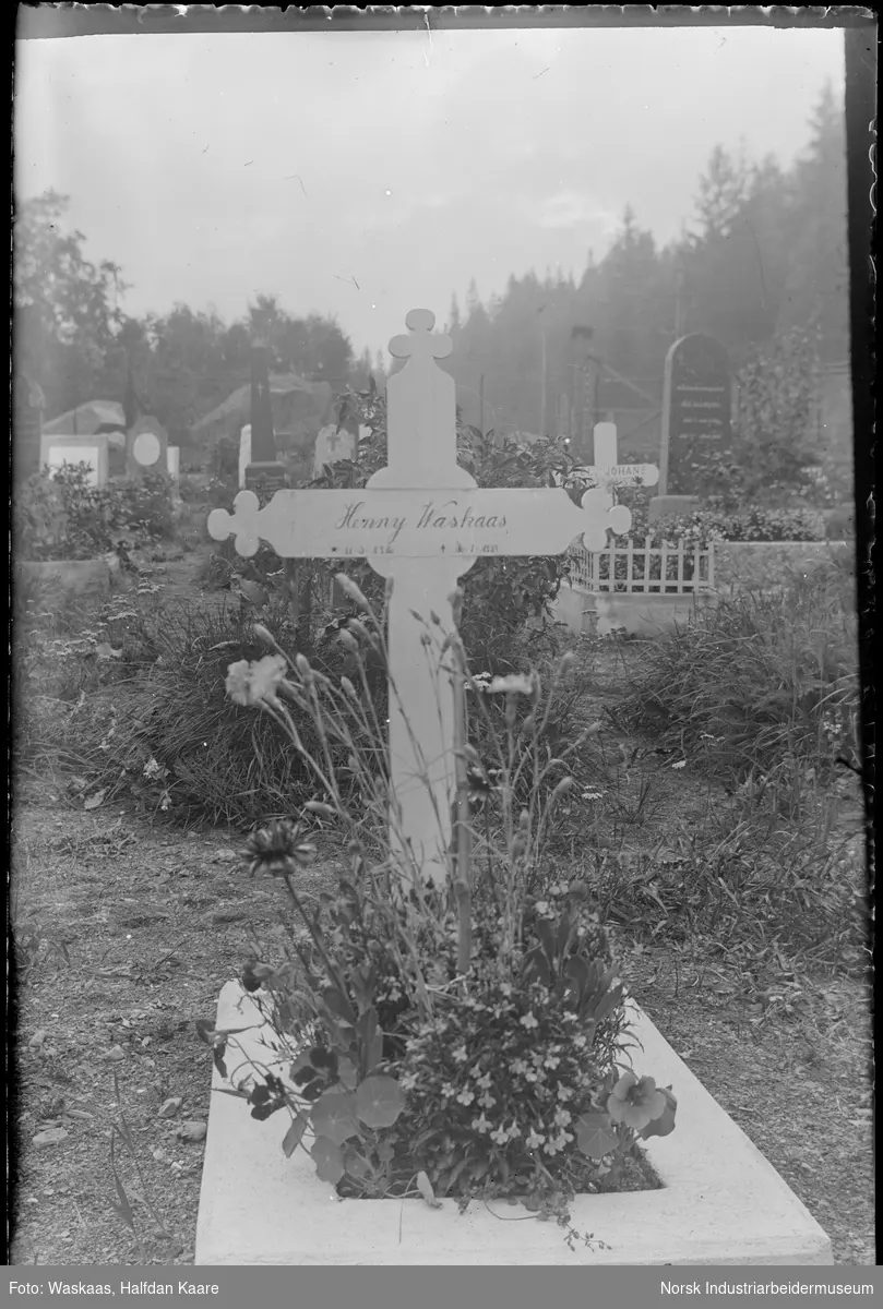 Kirkegård, gravsted til familiemedlem Henny Waskaas.
