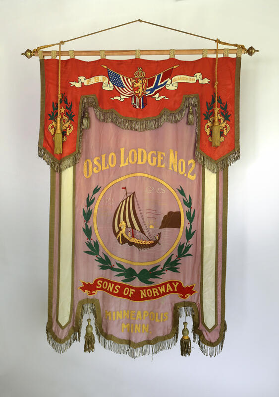 Fanen til Sons of Norway Oslo Lodge No. 2. (Foto/Photo)