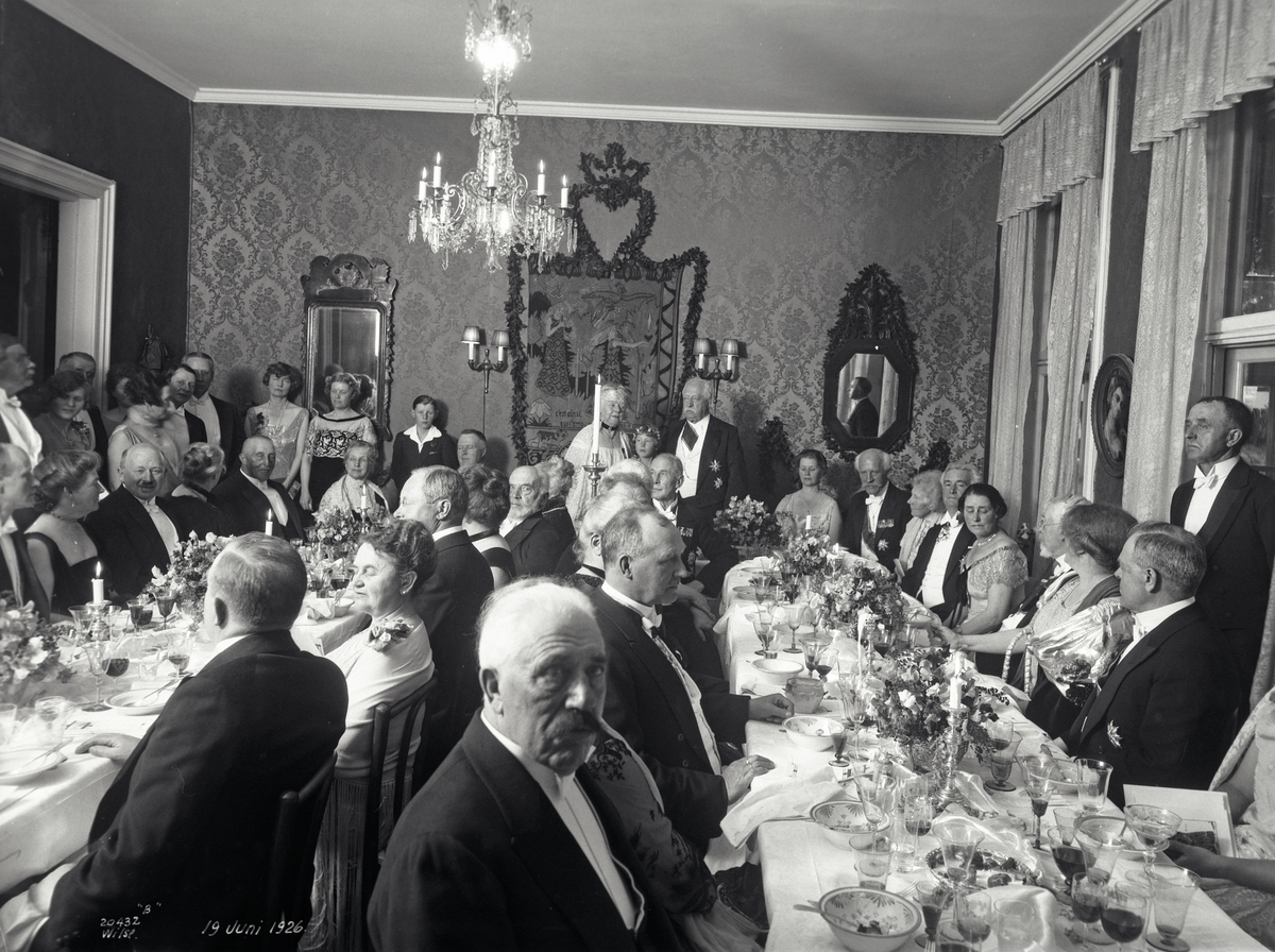 Statsminister Blehrs guldbryllup. Mange mennesker sitter rundt et oppdekket bord, bla Fritjof Nansen. Fotografert 1926.