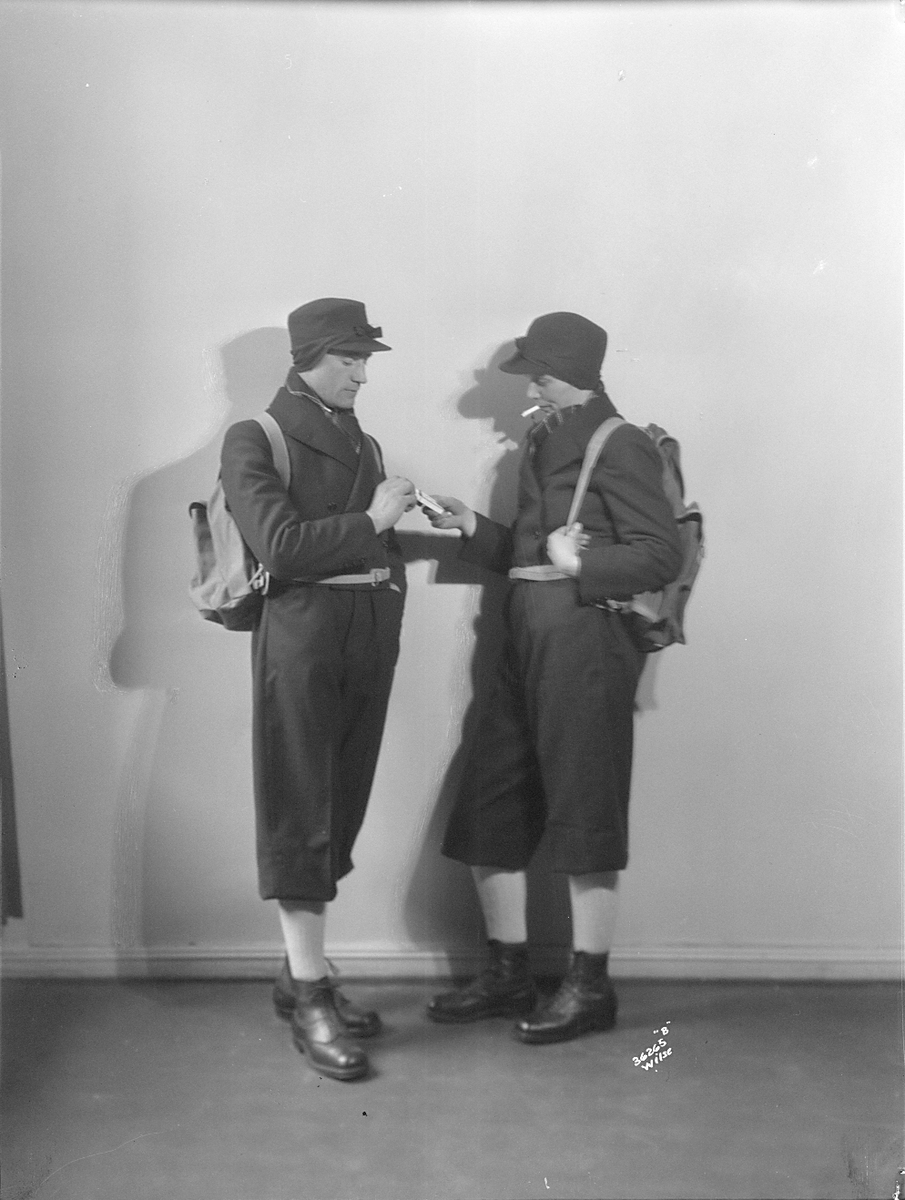 Skidrakter og ryggsekker til kvinne og mann. Fotografert 1929.