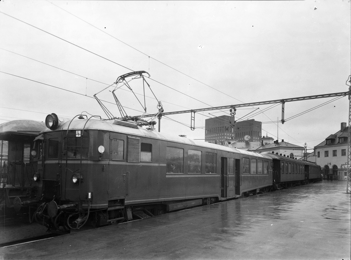 Flere tog står inn på Vestbanestasjonen. Fotografert 23.10.1939.