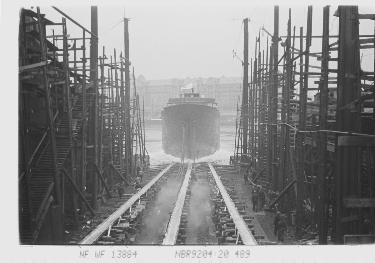 Sjøsetting utenfor Oslo havnelger. Skipet Svolder ved Nylands Verksted, Oslo. Fotografert 1940.