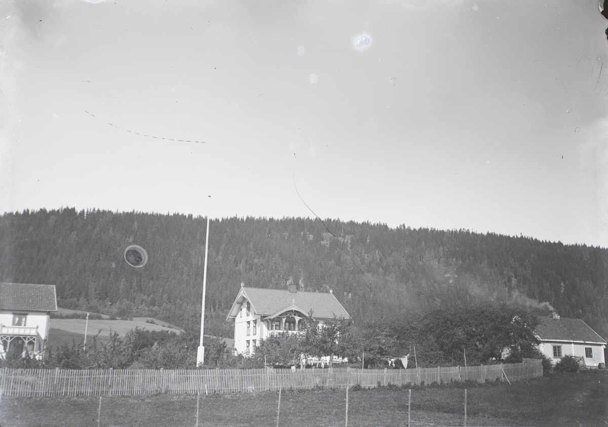 Prospektfotografi av Byrud gård ved Minnesund. Her startet Edward Yates Aston gruvedrift etter smaragder i 1899.