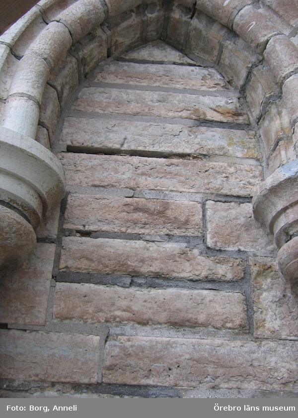Renoveringsarbeten av tornfasader på Olaus Petri kyrka (Olaus Petri församling).
Östra tornet, före åtgärder.
Dnr: 2008.230.065