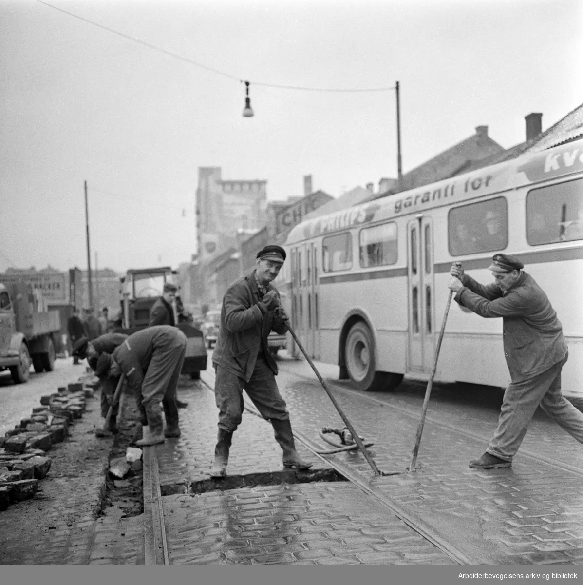 Sporveisarbeidere fjerner trikkeskinner på Grønland. Februar 1961.