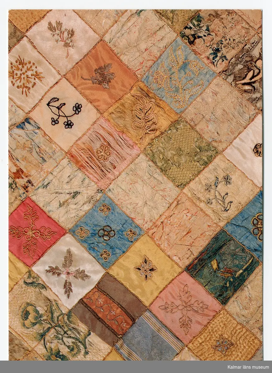 Detalj av lapptäcke i mönstervävt siden och silkesbroderier, troligen från början av 1700-talet.