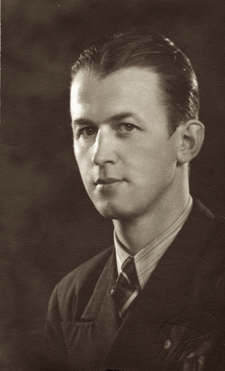 Porträttfotografi av Harry Sjölin (född 1905 i Kungälv, död 1985 i Göteborg), okänt årtal. Han var fosterbarn hos Alida och Johannes Eriksson i Bölet.