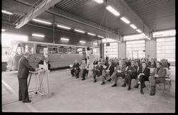 Forsamling i verkstedhallen til Harstad Oppland Rutebil.