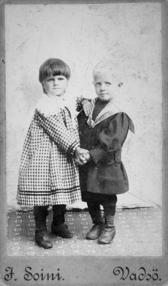 To barn fotografert hos Jasper Soinis fotoatelier i Vadsø rundt 1900.