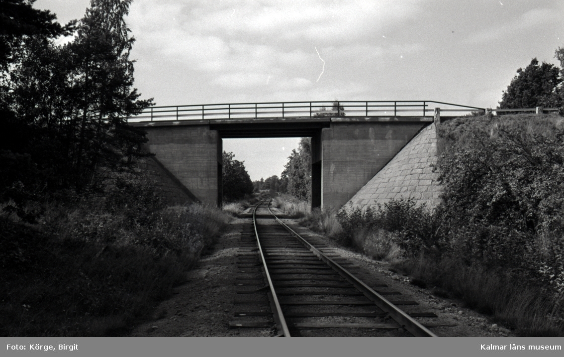Bro över järnväg vid åsa, mellan Klämna och Oskarshamn i Oskarshamns kommun. Foto, från ostnordost.