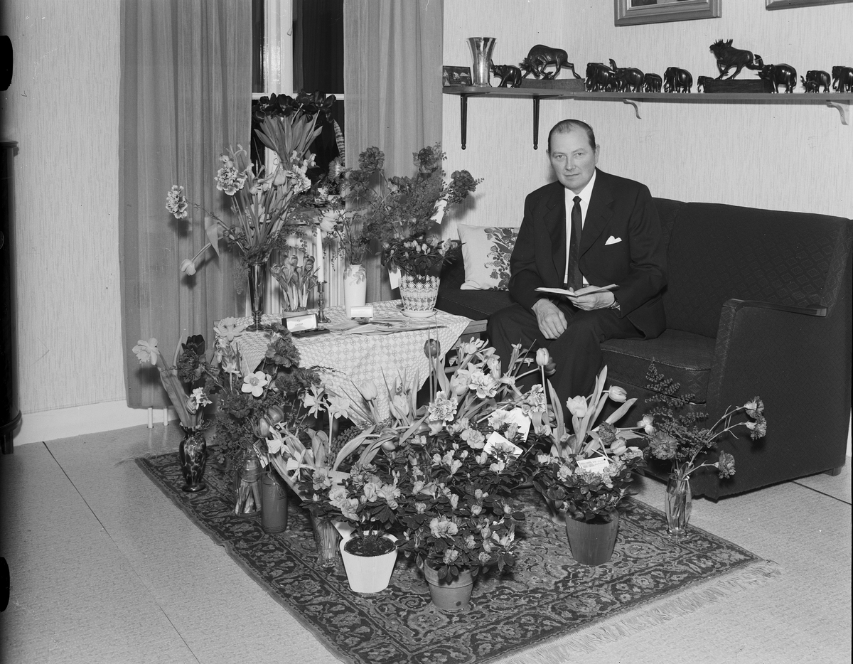 Gustav Mattson i hemmet omgiven av blommor, firar 50-årsdag, Östhammar, Uppland