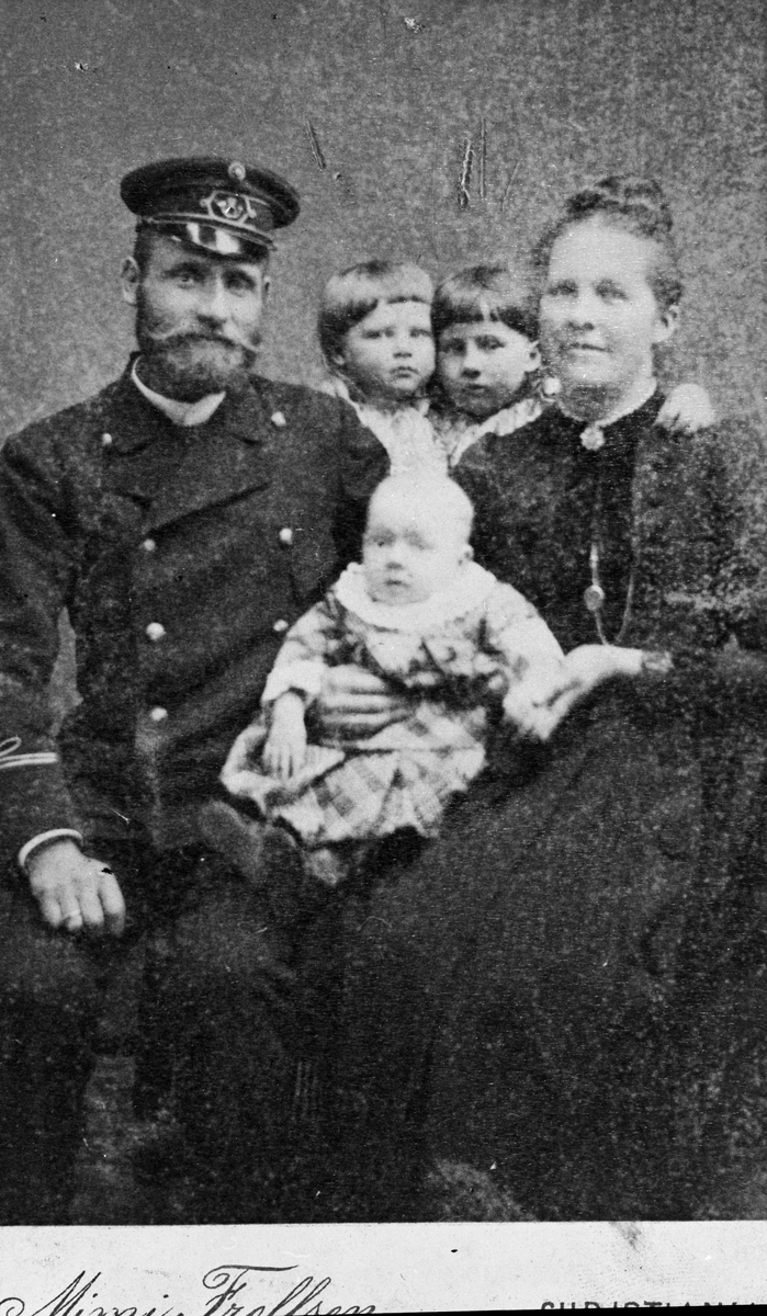 Portrett av mann, kvinne og barn - P. Nytrøen med familie