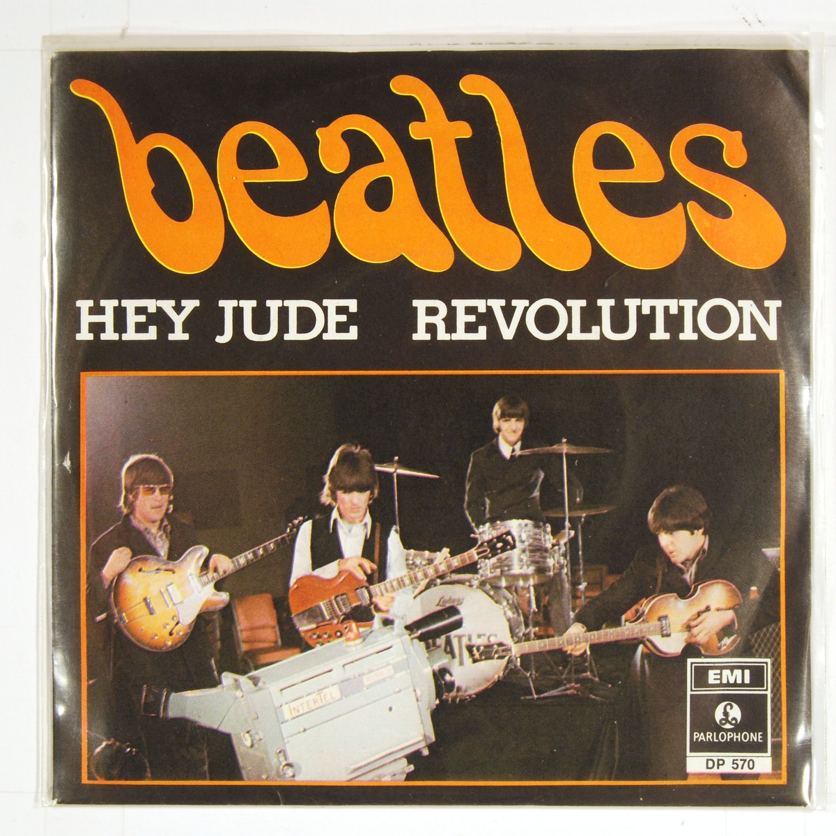 Fotografi av "The Beatles" med musikkinstrumenter.