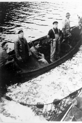 Fem fiskere i lettbåten til M/K "Bara", full sildenot i forg