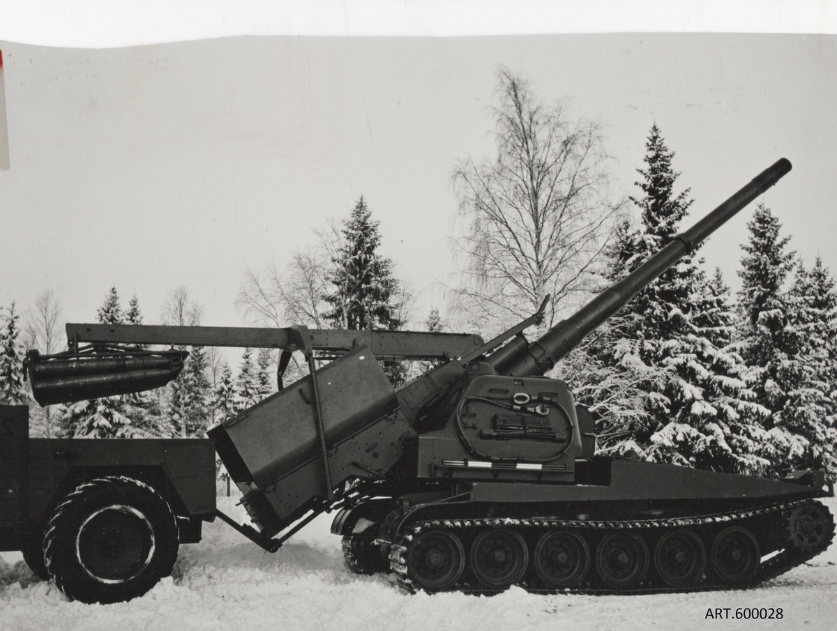 Bandkanon (Bkan) är en svensk bandartilleripjäs som var verksam i den svenska armén mellan åren 1967 - 2003. Den tillverkades i 26 serie-exemplar av Bofors. 
Bkan var världens tyngsta bandartilleripjäs för sin tid och hade världens officiellt högsta eldhastighet, helautomatik med 14 granater inom 45 sekunder. Varje granat vägde 47 kg och räckvidden med god precision låg på 25 km.

Bandkanonen baserades på chassit till Stridsvagn 103 (Strv S) och byggdes av Bofors.  Bandkanonen kom att göras i två versioner. Originalet benämndes Bandkanon 1 A. Efter modifikationer under 1980-talet benämndes den Bandkanon 1 C. Systemet uppgraderades med bland annat en ny kolvmotor, automatisk växellåda och ett nytt navigeringssystem. Bkan togs ur tjänst 2004.
Kanonen laddades via magasin på 14 granater först enligt bifogad bild med egen kran med laddbom som lyftanordning. Kranen ersattes sedan genom laddning direkt via en kran på en Volvo dumper.

Besättning 5 man Längd 6,55 m och
11 m med kanon. Bredd 3,37 m Höjd i marschläge 3,55 m
3,85 m (med luftvärnskulspruta). Vikt 52 ton (Bkan 1A) och
53 ton (Bkan 1C) 
Beväpning 15.5 cm kanon m/60
Spränggranat 47 kg, 3 laddningsalternativ.
Sekundär beväpning 7,62 mm KSP 58