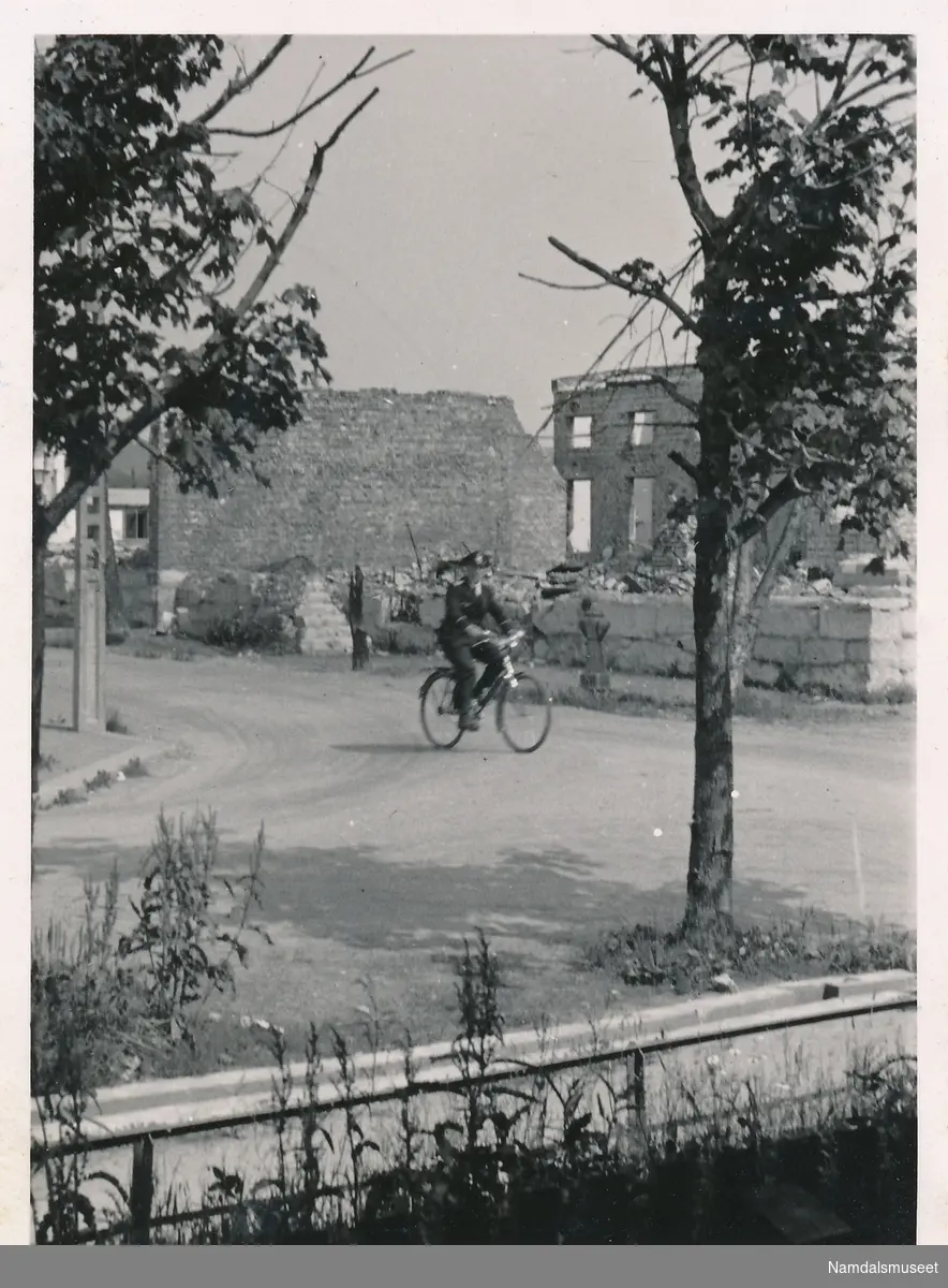 Tysk soldat på sykkel i ruinene av Namsos
