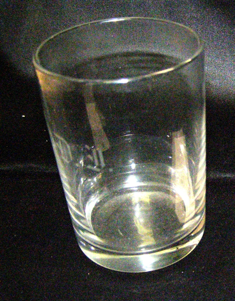 Dricksglas av klart glas, runt. Med initialerna GDJ graverat i sidan med frakturstil.