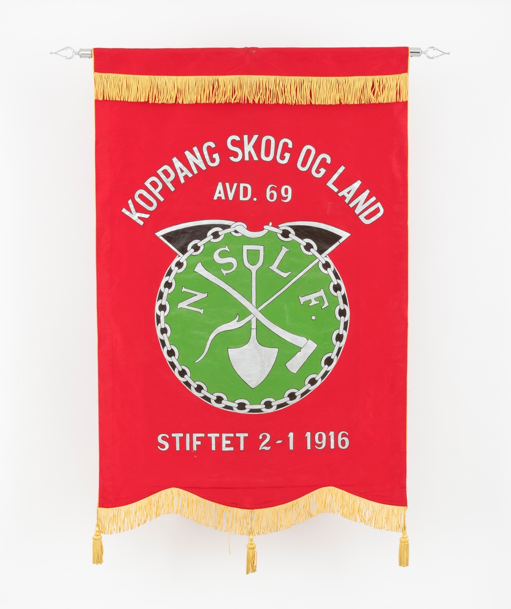 Fagforeningsfane sydd av rød silke med gule silkefrynser og -dusker. NSLF's emblem er i sølv med grønn bakgrunnsfarge. Fanen ligger i et trekasse. Kassa er lakkert. Stanga er lakkert. Bæreselen, bandolæret, er av svart lær, med nysølvspenner.
