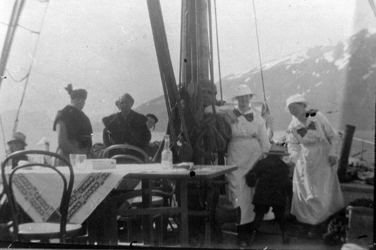 Kvinner og barn på dekket til ishavsskuta "Johan Drage" på tur i Hemmestadfjorden.