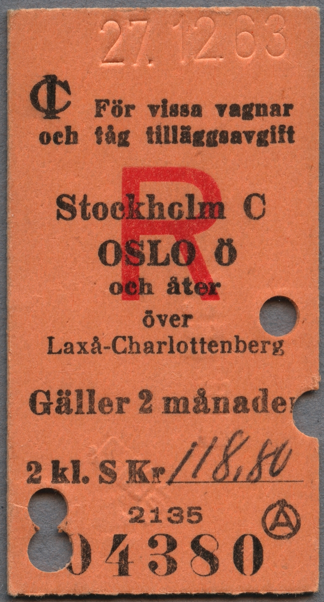 Biljett av orange papp i Edmondsonskt format. Biljetten är utfärdad i andra klass på sträckan Stockholm C - Oslo Ö och åter över Laxå-Charlottenberg och var giltig i två månader. Biljettens pris var 118,80 kronor. Datumet "27.12.63" är stansat i toppen av biljetten. Biljetten är klippt fyra gånger. Mitt på biljetten finns bokstaven "R" i rött.