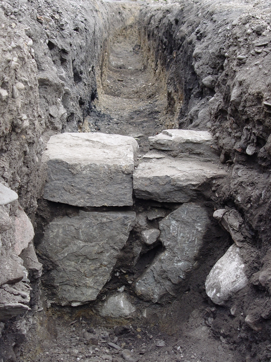 En kallmurad grundmur som framkommit vid en arkeologisk undersökning norr om Brahekyrkan på Visingsö. Muren dokumenterades i ett smalt ledningsschakt och i schaktet framträdde muren två gånger med ett avstånd på fyra meter. Den tolkades som medeltida men med tanke på hur lite av den som kunde undersökas är det oklart vilken typ av byggnad den kan ha hört till.