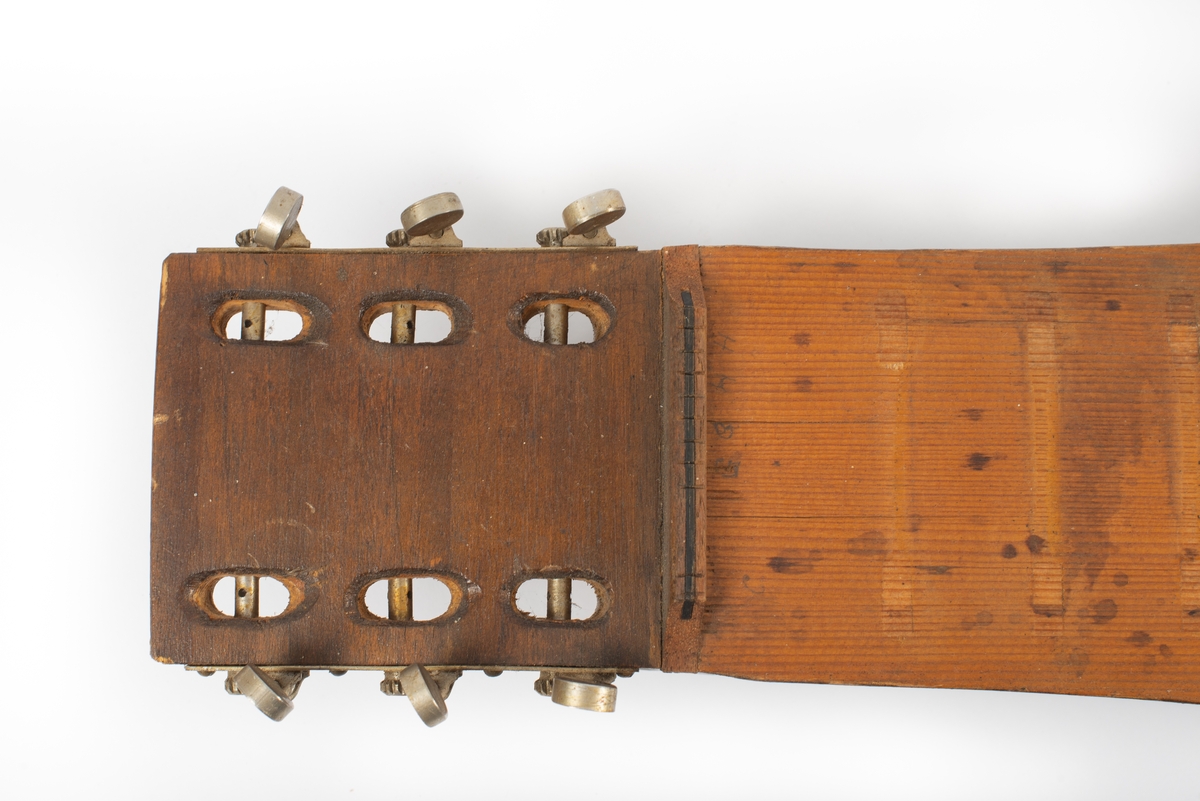 Utbuktende kropp med konvekse sidestykker. Skruekasse med rett brett i forlenging av kroppen. Seks stemmeskruer (gitar/mandolin-skruer) av metall. Tverrbjelke under lokket, synlig gjennom lydhull. Enkelt f-lydhull og et hjerteformet lydhull. 15 tverrband (mangler). 13 noter ved siden av f-lydhull. D-dur. Notesadel oppe og nede (mangler). Strenger (mangler): 1 melodi, 5 bodun. Vurdert strengefeste, ni hakk på notesadel nær stemmeskruene, fem på nedre ende. Fire metallfester på nedre endevegg. Ben oppe og nede (mangler). 
Lite eller ingen bruksmerker/slitasje etter spill.