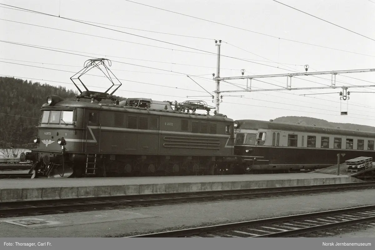 Elektrisk lokomotiv El 8 2072 med ekspresstog fra Kristiansand til Oslo V på Nelaug stasjon