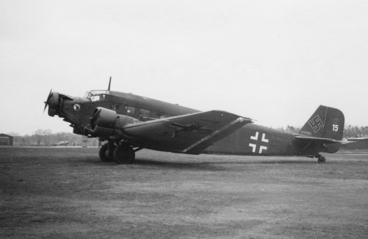 Tyskt flygplan Junkers Ju 52 märkt DP+FJ nr 15 uppställt på Bonarpshed efter nödlandning den 2 maj 1945. Vy från sidan.